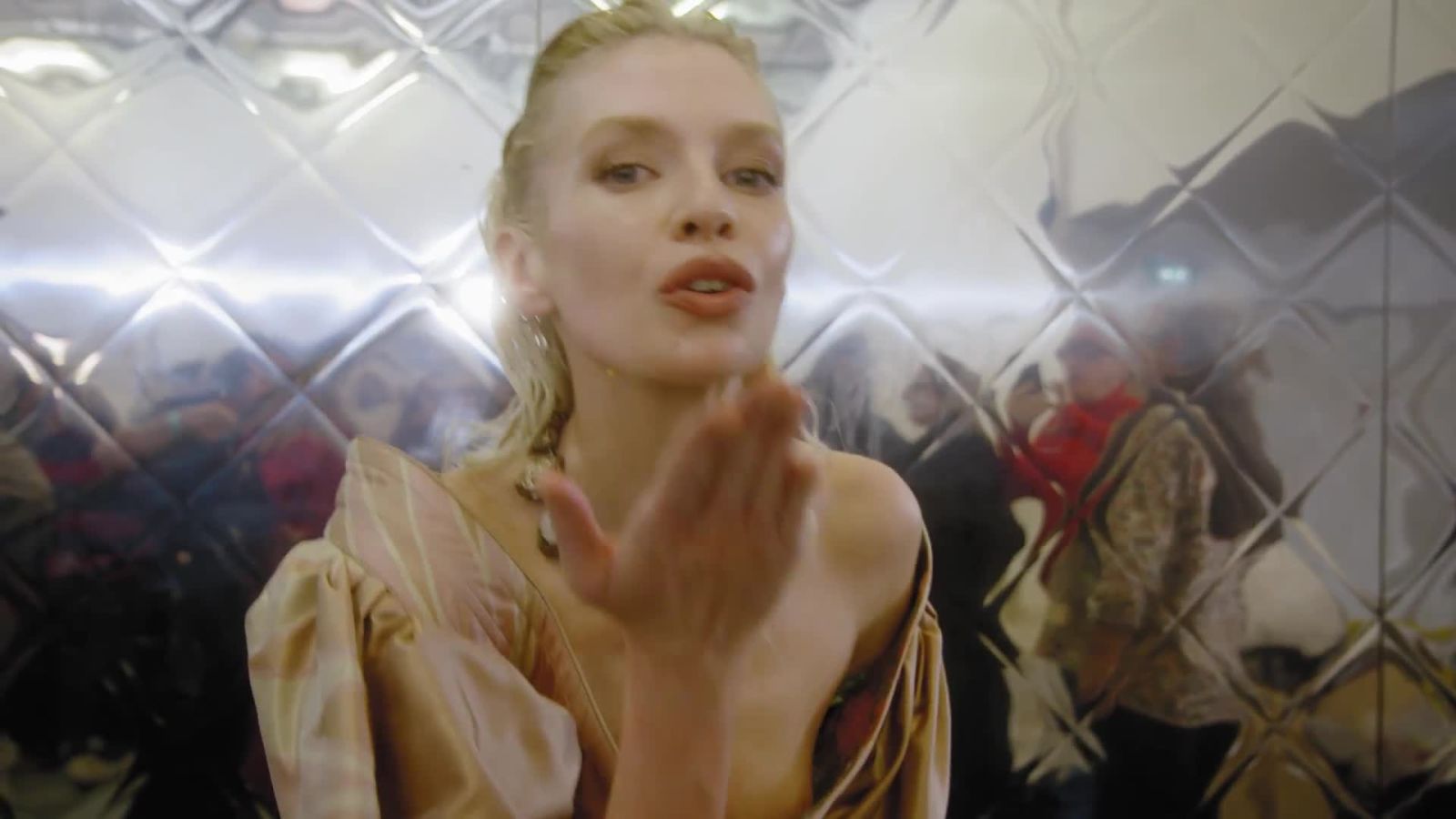 Stella Maxwell Teaches Us How to Walk in Sky-High Platforms at the Andreas Kronthaler for Vivienne Westwood Show